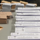 Papeletas con las distintas opciones políticas en un colegio electoral de Barcelona, en la jornada de las últimas elecciones generales.