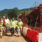 El subdelegado visitó ayer las obras financiadas con el Plan E en Oseja de Sajambre.