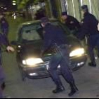 Varios policías protegen el coche que traslada al joven de 24 años acusado del crimen del Putxet