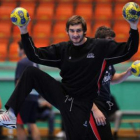 El meta internacional croata Alilovic con dos balones en las manos en un entrenamiento.