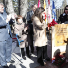 Las sobrinas de Alonso descubren su placa.