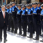 Emilio Gutiérrez pasa revista a la Policía Local el día de la festividad de su patrona
