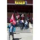 Los trabajadores en una de sus concentraciones ante la estación de Feve