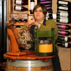 Irene Arias cortando jamón, que pone de tapa, en su establecimiento La Despensa de Puerta Moneda, en la esquina entre la calle Escurial y Puerta Moneda, en el barrio del Mercado.