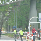 Los militares colocan un sistema de seguridad de entrada a la base a la vez que sale una soldado de