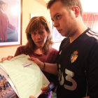 Viuda e hijo de Luis Canabal, en imagen de archivo.