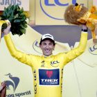 Cancellara saluda en el podio, feliz por ser el nuevo líder de la ronda gala.