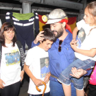 Primitivo Basalo abraza a sus hijos junto a su mujer, Ana Belén, a la salida del pozo.
