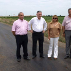 Carrasco visitó ayer la carretera de Laguna a Pobladura acompañada de los alcaldes.