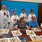 María Antonia Gancedo y Simón Pérez, escoltados ayer por templarios de la asociación. DL