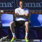 Mathieu, sentado en el banquillo durante un entrenamiento con el Valencia.