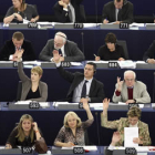 Los europarlamentarios votan durante la sesión.