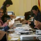 Los interventores de los diferentes partidos políticos contaron ayer los votos de los emigrantes