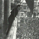 Miguel Castaño en el balcón del Ayuntamiento; sentado, firmando la traída de agua a León. Trabajadores de la Democracia y Castaño con su familia.