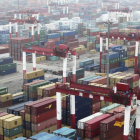 Vista general de varios contenedores en el puerto de Qingdao, en la provincia oriental china de Shandong. WU HONG