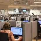 Imagen de un 'call center' desde el que se gestiona la atención al cliente de distintas empresas. DL