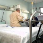 Un paciente descansa sobre una cama de un hospital público