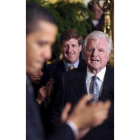 Obama aplaude a Edward Kennedy; detrás, su hijo Patrick.