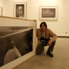 Jesús Fernández Salvadores, fotógrafo de Diario de León, posa junto a una de sus obras