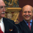 Miguel Ángel Bezos es observado por el ministro de Educación, José Ignacio Wert.