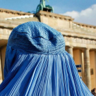 Una mujer con burka durante una manifestación contra el despliegue de tropas en Afganistán, en Berlín, en el 2010.