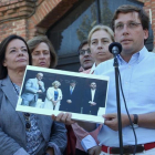 El portavoz del PP en el Ayuntamiento de Madrid, José Luis Martínez-Almeida, en un acto para denunciar que la alcaldesa Manuela Carmena permita la celebración de un acto pro-referéndum en la capital.