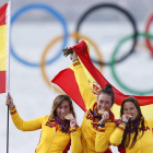 La tripulación española femenina de Match Rice formada por Tamara Echegoyen, Sofía Toro y Ángela Pumariega celebran el oro olímpico.