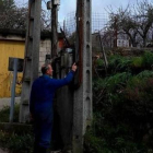 Un vecino de Pobladura con su dedo en el interruptor de la farola