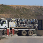 Camión con residuos junto a la planta del centro de tratamiento de San Román. RAMIRO