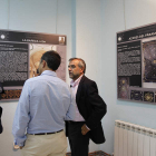Sáiz, a la izquierda, habla con Palazuelo, derecha, durante la inauguración de la exposición.