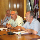 En el centro, Manuel Enrique Fernández ayer al anunciar su dimisión, junto al alcalde Otero (derecha).