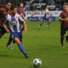 Víctor Bravo (d) observa a pocos metros a Teo en el Deportiva-Pontevedra de la pasada temporada.