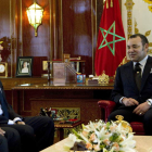 El rey de Marruecos, Mohamed VI junto a Mariano Rajoy en el encuentro de ayer en Rabat.