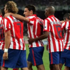 Maxi y Forlán se felicitan tras el primer gol atlético; argentino y uruguayo «mojaron» en Atenas.