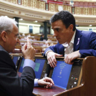 El diputado socialista Alfonso Guerra conversa con el líder del PSOE, Pedro Sánchez.