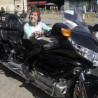 Uno de los participantes en las actividades, subido a una moto.