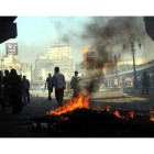 Simpatizantes de los Hermanos Musulmanes y del depuesto presidente egipcio Mohamed Mursi participan en choques con la policía, cerca de la plaza Ramsés de El Cairo.