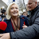 Marine Le Pen, protegida por su guardaespaldas, Thierry Légier, en una imagen de archivo.
