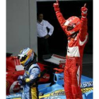 Schumacher se apea de su monoplaza con gesto triunfal tras un Alonso que terminó en segunda posición