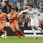 Cristiano Ronaldo disputa un balón con el centrocampista del Valencia Daniel Parejo