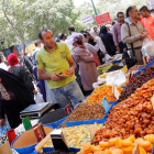 Ciudadanos iranís compran en los negocios del Gran Bazar de Teherán este lunes, horas antes de la entrada en vigor de las nuevas sanciones de EEUU. /