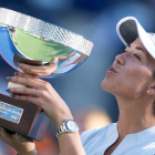 Garbiñe Muguruza levanta la copa de campeona.