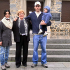 Loli, Encarna y Manuel, con el pequeño Iron, delante del Ayuntamiento de Toreno