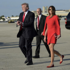 Donald Trump, presidente de EEUU, y su esposa Melania, a su llegada al aeropuerto de Palm Beach.