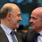 El comisario europeo de Finanzas, Pierre Moscovici, y el ministro de Economía, Luis de Guindos, en Bruselas.