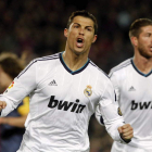 Xabi Alonso le gana el salto a Pedro en un balón dividido durante la semifinal de Copa que enfrentó al Barcelona y al Madrid.