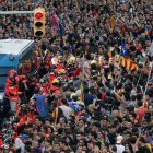 Miles de estudiantes concentrados ante la Jefatura Superior de la Policía, custodiada por los Mossos.