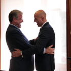 El alcalde saliente, Antonio Silván (I), con el entrante, José Antonio Díez(D), antes de la sesión de investidura