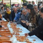 Imagen del reparto de tapas de ajo, ayer en Santa María del Páramo. MEDINA