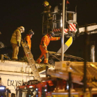 Los bomberos trabajan en el pub en el que se estrelló el helicóptero de la policía.